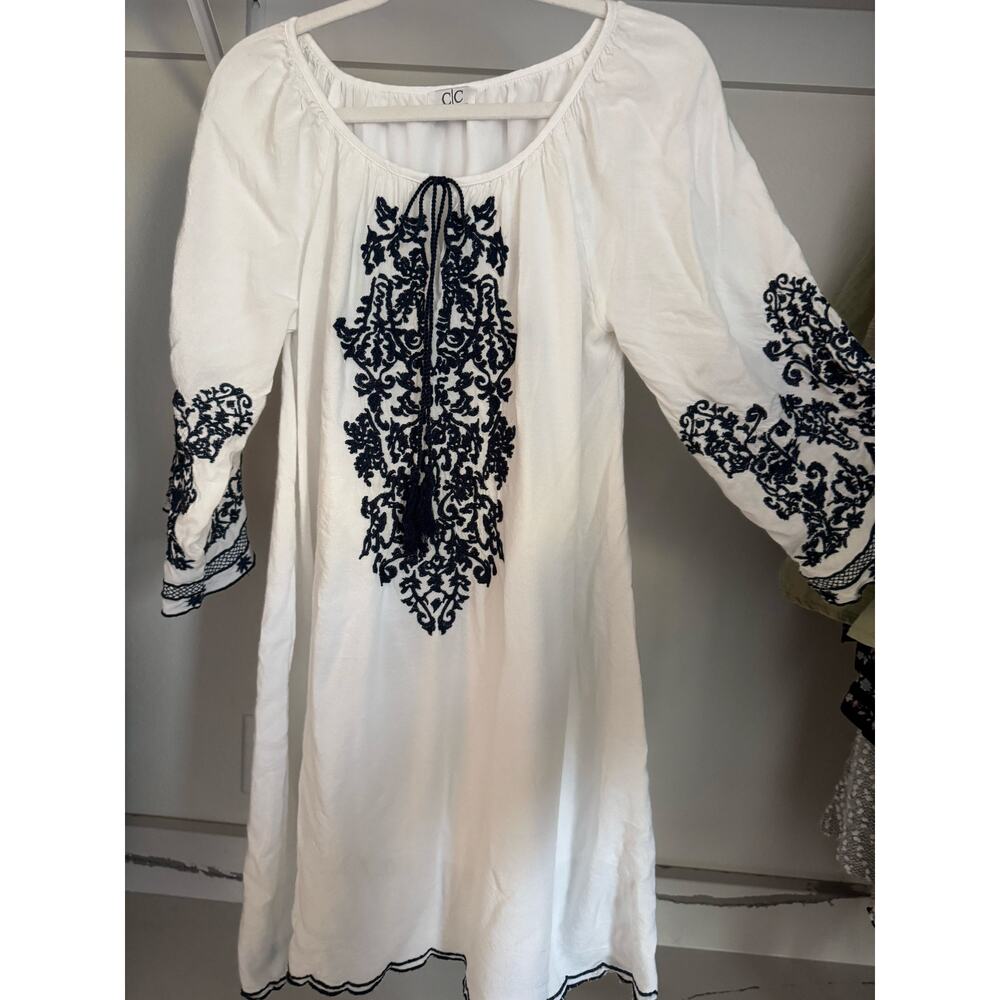 Chic Connection Women's Embroidered Shift Dress Floral Size Medium‎ White